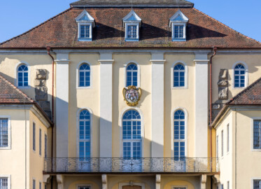 Bad Schönborn / Bad Mingolsheim - Schloss Kislau - Hauptbau - Von Norden - Blick vom ehemaligen Ehrenhof nach oben auf den Mittelteil der Nordfassaden des Hauptbaus (aufgenommen im Juni 2023, am Vormittag)