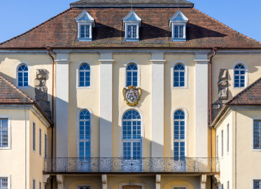 Bad Schönborn / Bad Mingolsheim - Schloss Kislau - Hauptbau - Von Norden - Blick vom ehemaligen Ehrenhof nach oben auf den Mittelteil der Nordfassaden des Hauptbaus (aufgenommen im Juni 2023, am Vormittag) Bad Schönborn / Bad Mingolsheim - Schloss Kislau - Hauptbau - Von Norden - Blick vom ehemaligen Ehrenhof nach oben auf den Mittelteil der Nordfassaden des Hauptbaus (aufgenommen im Juni 2023, am Vormittag)