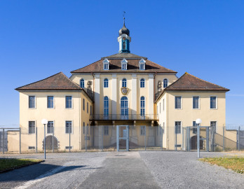 Bad Schönborn / Bad Mingolsheim - Schloss Kislau - Hauptbau - Von Norden - Blick vom ehemaligen Ehrenhof auf die Nordfassaden des Hauptbaus, des Ostflügels (links) und des Westflügels (rechts) (aufgenommen im Juni 2023, am Vormittag) Bad Schönborn / Bad Mingolsheim - Schloss Kislau - Hauptbau - Von Norden - Blick vom ehemaligen Ehrenhof auf die Nordfassaden des Hauptbaus, des Ostflügels (links) und des Westflügels (rechts) (aufgenommen im Juni 2023, am Vormittag)