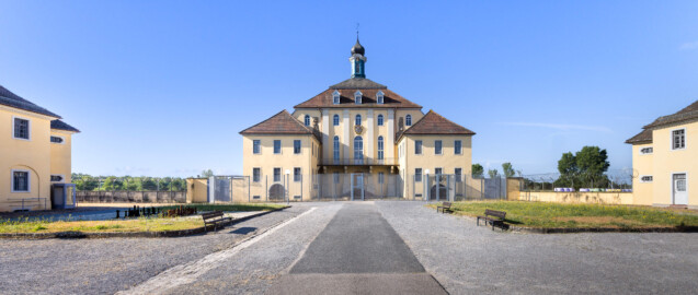Bad Schönborn / Bad Mingolsheim - Schloss Kislau - Hauptbau - Von Norden - Blick vom Eingang des ehemaligen Ehrenhofs auf die Nordfassaden des Hauptbaus, des Ostflügels (links), des Westflügels (rechts) sowie auf den Küchenbau (ganz links) und den Krankenbau (ehemals Heiduckenbau / Lakaienspeisehaus, ganz rechts) (aufgenommen im Juni 2023, am Vormittag)
