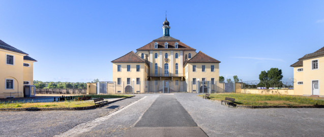 Bad Schönborn / Bad Mingolsheim - Schloss Kislau - Hauptbau - Von Norden - Blick vom Eingang des ehemaligen Ehrenhofs auf die Nordfassaden des Hauptbaus, des Ostflügels (links), des Westflügels (rechts) sowie auf den Küchenbau (ganz links) und den Krankenbau (ehemals Heiduckenbau / Lakaienspeisehaus, ganz rechts) (aufgenommen im Juni 2023, am Vormittag) Bad Schönborn / Bad Mingolsheim - Schloss Kislau - Hauptbau - Von Norden - Blick vom Eingang des ehemaligen Ehrenhofs auf die Nordfassaden des Hauptbaus, des Ostflügels (links), des Westflügels (rechts) sowie auf den Küchenbau (ganz links) und den Krankenbau (ehemals Heiduckenbau / Lakaienspeisehaus, ganz rechts) (aufgenommen im Juni 2023, am Vormittag)
