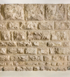 Bad Schönborn / Bad Mingolsheim - Schloss Kislau - Hauptbau - Von Innen - Erdgeschoss, westlicher Flur, nördliche Hälfte, außerhalb des ehemaligen Bergfrieds - Von Westen - Blick auf einen Ausschnitt der ehemaligen westlichen Außenwand des Bergfrieds, mit Quadern versehen (aufgenommen im April 2024, um die Mittagszeit) Bad Schönborn / Bad Mingolsheim - Schloss Kislau - Hauptbau - Von Innen - Erdgeschoss, westlicher Flur, nördliche Hälfte, außerhalb des ehemaligen Bergfrieds - Von Westen - Blick auf einen Ausschnitt der ehemaligen westlichen Außenwand des Bergfrieds, mit Quadern versehen (aufgenommen im April 2024, um die Mittagszeit)