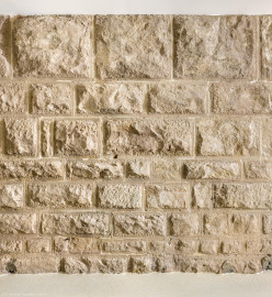 Bad Schönborn / Bad Mingolsheim - Schloss Kislau - Hauptbau - Von Innen - Erdgeschoss, westlicher Flur, nördliche Hälfte, außerhalb des ehemaligen Bergfrieds - Von Westen - Blick auf einen Ausschnitt der ehemaligen westlichen Außenwand des Bergfrieds, mit Quadern versehen (aufgenommen im April 2024, um die Mittagszeit) Bad Schönborn / Bad Mingolsheim - Schloss Kislau - Hauptbau - Von Innen - Erdgeschoss, westlicher Flur, nördliche Hälfte, außerhalb des ehemaligen Bergfrieds - Von Westen - Blick auf einen Ausschnitt der ehemaligen westlichen Außenwand des Bergfrieds, mit Quadern versehen (aufgenommen im April 2024, um die Mittagszeit)