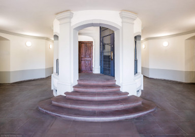 Bad Schönborn / Bad Mingolsheim - Schloss Kislau - Hauptbau - Von Innen - Treppenhaus, Erdgeschoss - Von Norden - Blick vom Eingang im Erdgeschoss auf das Treppenhaus des ehemaligen Bergfrieds; links in der Mitte hinter der Holztür der Abgang zum Keller (aufgenommen im April 2024, am frühen Nachmittag) Bad Schönborn / Bad Mingolsheim - Schloss Kislau - Hauptbau - Von Innen - Treppenhaus, Erdgeschoss - Von Norden - Blick vom Eingang im Erdgeschoss auf das Treppenhaus des ehemaligen Bergfrieds; links in der Mitte hinter der Holztür der Abgang zum Keller (aufgenommen im April 2024, am frühen Nachmittag)