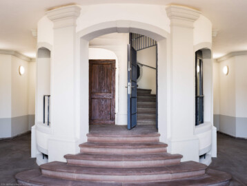 Bad Schönborn / Bad Mingolsheim - Schloss Kislau - Hauptbau - Von Innen - Treppenhaus, Erdgeschoss - Von Norden - Blick vom Eingang im Erdgeschoss auf das Treppenhaus des ehemaligen Bergfrieds; links hinter der Holztür der Abgang zum Keller (aufgenommen im April 2024, am frühen Nachmittag) Bad Schönborn / Bad Mingolsheim - Schloss Kislau - Hauptbau - Von Innen - Treppenhaus, Erdgeschoss - Von Norden - Blick vom Eingang im Erdgeschoss auf das Treppenhaus des ehemaligen Bergfrieds; links hinter der Holztür der Abgang zum Keller (aufgenommen im April 2024, am frühen Nachmittag)
