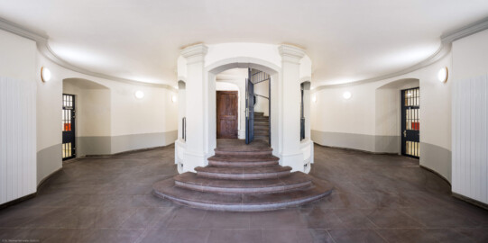 Bad Schönborn / Bad Mingolsheim - Schloss Kislau - Hauptbau - Von Innen - Treppenhaus, Erdgeschoss - Von Norden - Blick vom Eingang im Erdgeschoss auf das Treppenhaus des ehemaligen Bergfrieds; links in der Mitte hinter der Holztür der Abgang zum Keller; die Türen ganz links und ganz rechts führen in Fluren (aufgenommen im April 2024, am frühen Nachmittag)
