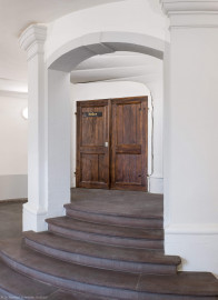 Bad Schönborn / Bad Mingolsheim - Schloss Kislau - Hauptbau - Von Innen - Treppenhaus, Erdgeschoss - Von Nordwest - Blick auf die Tür zum Keller und auf das Treppenhaus des ehemaligen Bergfrieds (aufgenommen im April 2024, am Nachmittag) Bad Schönborn / Bad Mingolsheim - Schloss Kislau - Hauptbau - Von Innen - Treppenhaus, Erdgeschoss - Von Nordwest - Blick auf die Tür zum Keller und auf das Treppenhaus des ehemaligen Bergfrieds (aufgenommen im April 2024, am Nachmittag)