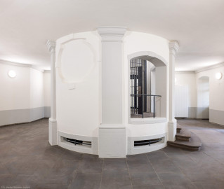 Bad Schönborn / Bad Mingolsheim - Schloss Kislau - Hauptbau - Von Innen - Treppenhaus, Erdgeschoss - Von Osten - Blick vom östlichen Flur im Erdgeschoss auf das Treppenhaus des ehemaligen Bergfrieds (aufgenommen im April 2024, am Nachmittag) Bad Schönborn / Bad Mingolsheim - Schloss Kislau - Hauptbau - Von Innen - Treppenhaus, Erdgeschoss - Von Osten - Blick vom östlichen Flur im Erdgeschoss auf das Treppenhaus des ehemaligen Bergfrieds (aufgenommen im April 2024, am Nachmittag)