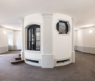 Bad Schönborn / Bad Mingolsheim - Schloss Kislau - Hauptbau - Von Innen - Treppenhaus, Erdgeschoss - Von Westen - Blick vom westlichen Flur im Erdgeschoss auf das Treppenhaus des ehemaligen Bergfrieds (aufgenommen im April 2024, am Nachmittag) Bad Schönborn / Bad Mingolsheim - Schloss Kislau - Hauptbau - Von Innen - Treppenhaus, Erdgeschoss - Von Westen - Blick vom westlichen Flur im Erdgeschoss auf das Treppenhaus des ehemaligen Bergfrieds (aufgenommen im April 2024, am Nachmittag)