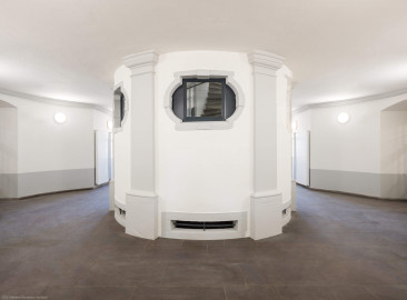 Bad Schönborn / Bad Mingolsheim - Schloss Kislau - Hauptbau - Von Innen - Treppenhaus, Erdgeschoss - Von Süden - Blick vom südlichen Flur im Erdgeschoss auf das Treppenhaus des ehemaligen Bergfrieds (aufgenommen im April 2024, am Nachmittag) Bad Schönborn / Bad Mingolsheim - Schloss Kislau - Hauptbau - Von Innen - Treppenhaus, Erdgeschoss - Von Süden - Blick vom südlichen Flur im Erdgeschoss auf das Treppenhaus des ehemaligen Bergfrieds (aufgenommen im April 2024, am Nachmittag)