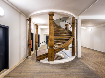 Bad Schönborn / Bad Mingolsheim - Schloss Kislau - Hauptbau - Von Innen - Treppenhaus, Zweites Obergeschoss - Von Westen - Blick nach Osten in den Raum des alten Bergfrieds sowie auf die hölzerne Treppe zum oberen Dachstuhl; die Tür ganz hinten führt in den unteren Dachstuhl (aufgenommen im April 2024, am späten Vormittag) Bad Schönborn / Bad Mingolsheim - Schloss Kislau - Hauptbau - Von Innen - Treppenhaus, Zweites Obergeschoss - Von Westen - Blick nach Osten in den Raum des alten Bergfrieds sowie auf die hölzerne Treppe zum oberen Dachstuhl; die Tür ganz hinten führt in den unteren Dachstuhl (aufgenommen im April 2024, am späten Vormittag)