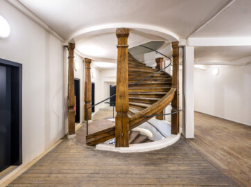 Bad Schönborn / Bad Mingolsheim - Schloss Kislau - Hauptbau - Von Innen - Treppenhaus, Zweites Obergeschoss - Von Westen - Blick nach Osten in den Raum des alten Bergfrieds sowie auf die hölzerne Treppe zum oberen Dachstuhl; die Tür ganz hinten führt in den unteren Dachstuhl (aufgenommen im April 2024, am späten Vormittag) Bad Schönborn / Bad Mingolsheim - Schloss Kislau - Hauptbau - Von Innen - Treppenhaus, Zweites Obergeschoss - Von Westen - Blick nach Osten in den Raum des alten Bergfrieds sowie auf die hölzerne Treppe zum oberen Dachstuhl; die Tür ganz hinten führt in den unteren Dachstuhl (aufgenommen im April 2024, am späten Vormittag)