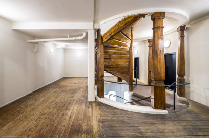 Bad Schönborn / Bad Mingolsheim - Schloss Kislau - Hauptbau - Von Innen - Treppenhaus, Zweites Obergeschoss - Von Osten - Blick nach Westen in den Raum des alten Bergfrieds sowie auf die hölzerne Treppe zum oberen Dachstuhl (aufgenommen im April 2024, am frühen Nachmittag) Bad Schönborn / Bad Mingolsheim - Schloss Kislau - Hauptbau - Von Innen - Treppenhaus, Zweites Obergeschoss - Von Osten - Blick nach Westen in den Raum des alten Bergfrieds sowie auf die hölzerne Treppe zum oberen Dachstuhl (aufgenommen im April 2024, am frühen Nachmittag)