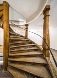 Bad Schönborn / Bad Mingolsheim - Schloss Kislau - Hauptbau - Von Innen - Treppenhaus, Zweites Obergeschoss - Von Norden - Blick auf die hölzerne Treppe zum oberen Dachstuhl (aufgenommen im April 2024, am frühen Nachmittag)