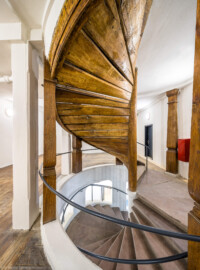 Bad Schönborn / Bad Mingolsheim - Schloss Kislau - Hauptbau - Von Innen - Treppenhaus, Zweites Obergeschoss - Von Osten - Blick auf die hölzerne Treppe zum oberen Dachstuhl (oben) sowie auf die steinerne Treppe zum ersten Obergeschoss (unten) (aufgenommen im April 2024, am frühen Nachmittag)