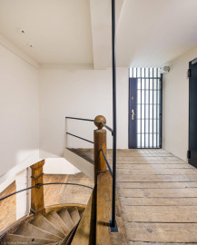 Bad Schönborn / Bad Mingolsheim - Schloss Kislau - Hauptbau - Von Innen - Treppenhaus, Dachgeschoss - Von Osten - Blick vom oberen Ende der hölzernen Treppe nach Westen in den Raum und nach unten in das zweite Obergeschoss (aufgenommen im April 2024, am frühen Nachmittag) Bad Schönborn / Bad Mingolsheim - Schloss Kislau - Hauptbau - Von Innen - Treppenhaus, Dachgeschoss - Von Osten - Blick vom oberen Ende der hölzernen Treppe nach Westen in den Raum und nach unten in das zweite Obergeschoss (aufgenommen im April 2024, am frühen Nachmittag)