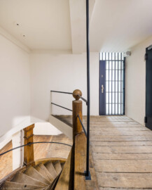 Bad Schönborn / Bad Mingolsheim - Schloss Kislau - Hauptbau - Von Innen - Treppenhaus, Dachgeschoss - Von Osten - Blick vom oberen Ende der hölzernen Treppe nach Westen in den Raum und nach unten in das zweite Obergeschoss (aufgenommen im April 2024, am frühen Nachmittag)