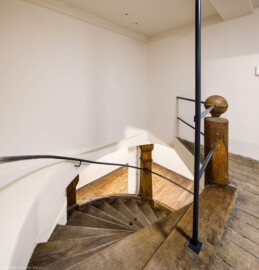 Bad Schönborn / Bad Mingolsheim - Schloss Kislau - Hauptbau - Von Innen - Treppenhaus, Dachgeschoss - Von Nordost - Blick vom oberen Ende der hölzernen Treppe nach unten in das zweite Obergeschoss (aufgenommen im April 2024, am Nachmittag)