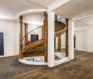 Bad Schönborn / Bad Mingolsheim - Schloss Kislau - Hauptbau - Von Innen - Treppenhaus, Zweites Obergeschoss - Von Südwest - Blick nach Nordosten auf die hölzerne Treppe vom zweiten Obergeschoss zum oberen Dachstuhl; die Tür ganz rechts führt in den unteren Dachstuhl (aufgenommen im April 2024, am Nachmittag) Bad Schönborn / Bad Mingolsheim - Schloss Kislau - Hauptbau - Von Innen - Treppenhaus, Zweites Obergeschoss - Von Südwest - Blick nach Nordosten auf die hölzerne Treppe vom zweiten Obergeschoss zum oberen Dachstuhl; die Tür ganz rechts führt in den unteren Dachstuhl (aufgenommen im April 2024, am Nachmittag)