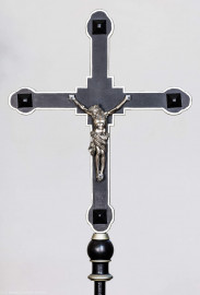 Bruchsal - Peterskirche / St. Peter - Sakristei / Chor - Blick auf ein Vortragekreuz (aufgenommen im Mai 2024, am späten Vormittag) Bruchsal - Peterskirche / St. Peter - Sakristei / Chor - Blick auf ein Vortragekreuz (aufgenommen im Mai 2024, am späten Vormittag)