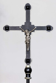 Bruchsal - Peterskirche / St. Peter - Sakristei / Chor - Blick auf ein Vortragekreuz (aufgenommen im Mai 2024, am späten Vormittag) Bruchsal - Peterskirche / St. Peter - Sakristei / Chor - Blick auf ein Vortragekreuz (aufgenommen im Mai 2024, am späten Vormittag)