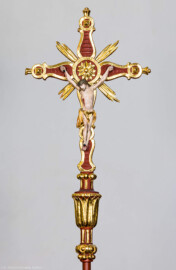 Bruchsal - Peterskirche / St. Peter - Sakristei / Chor - Blick auf ein Vortragekreuz (aufgenommen im Mai 2024, am späten Vormittag) Bruchsal - Peterskirche / St. Peter - Sakristei / Chor - Blick auf ein Vortragekreuz (aufgenommen im Mai 2024, am späten Vormittag)