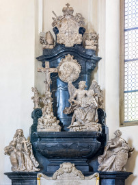 Bruchsal - Peterskirche / St. Peter - Westlicher Chorraum - Doppelgrabdenkmal für Damian Hugo Philipp von Schönborn-Buchheim und für August von Limburg-Stirum - Von Nordost - Blick auf den oberen Teil des Grabdenkmals (Epitaph entworfen von Johann Seitz, gefertigt von Stephan Strahl, Figuren gefertigt von Ferdindanz Diez, vorgelagerter Marmoraltar und dazugehörende Plastiken gefertigt von Joachim Günther) (aufgenommen im Mai 2024, um die Mittagszeit, nach der Renovierung) Bruchsal - Peterskirche / St. Peter - Westlicher Chorraum - Doppelgrabdenkmal für Damian Hugo Philipp von Schönborn-Buchheim und für August von Limburg-Stirum - Von Nordost - Blick auf den oberen Teil des Grabdenkmals (Epitaph entworfen von Johann Seitz, gefertigt von Stephan Strahl, Figuren gefertigt von Ferdindanz Diez, vorgelagerter Marmoraltar und dazugehörende Plastiken gefertigt von Joachim Günther) (aufgenommen im Mai 2024, um die Mittagszeit, nach der Renovierung)