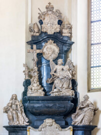 Bruchsal - Peterskirche / St. Peter - Westlicher Chorraum - Doppelgrabdenkmal für Damian Hugo Philipp von Schönborn-Buchheim und für August von Limburg-Stirum -  Von Nordost - Blick auf den oberen Teil des Grabdenkmals (Epitaph entworfen von Johann Seitz, gefertigt von Stephan Strahl, Figuren gefertigt von Ferdindanz Diez, vorgelagerter Marmoraltar und dazugehörende Plastiken gefertigt von Joachim Günther) (aufgenommen im Mai 2024, um die Mittagszeit, nach der Renovierung)