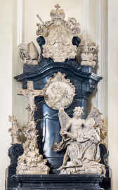 Bruchsal - Peterskirche / St. Peter - Westlicher Chorraum - Doppelgrabdenkmal für Damian Hugo Philipp von Schönborn-Buchheim und für August von Limburg-Stirum - Von Nordost - Blick auf den oberen Teil des Grabdenkmals (Epitaph entworfen von Johann Seitz, gefertigt von Stephan Strahl, Figuren gefertigt von Ferdindanz Diez, vorgelagerter Marmoraltar und dazugehörende Plastiken gefertigt von Joachim Günther) (aufgenommen im Mai 2024, um die Mittagszeit, nach der Renovierung) Bruchsal - Peterskirche / St. Peter - Westlicher Chorraum - Doppelgrabdenkmal für Damian Hugo Philipp von Schönborn-Buchheim und für August von Limburg-Stirum - Von Nordost - Blick auf den oberen Teil des Grabdenkmals (Epitaph entworfen von Johann Seitz, gefertigt von Stephan Strahl, Figuren gefertigt von Ferdindanz Diez, vorgelagerter Marmoraltar und dazugehörende Plastiken gefertigt von Joachim Günther) (aufgenommen im Mai 2024, um die Mittagszeit, nach der Renovierung)