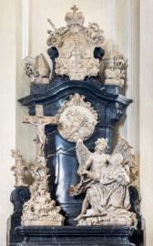 Bruchsal - Peterskirche / St. Peter - Westlicher Chorraum - Doppelgrabdenkmal für Damian Hugo Philipp von Schönborn-Buchheim und für August von Limburg-Stirum -  Von Nordost - Blick auf den oberen Teil des Grabdenkmals (Epitaph entworfen von Johann Seitz, gefertigt von Stephan Strahl, Figuren gefertigt von Ferdindanz Diez, vorgelagerter Marmoraltar und dazugehörende Plastiken gefertigt von Joachim Günther) (aufgenommen im Mai 2024, um die Mittagszeit, nach der Renovierung)