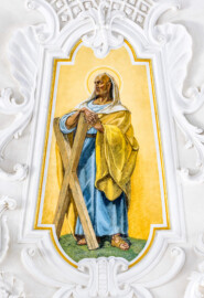 Bruchsal - Peterskirche / St. Peter - Kuppel, Apostelfiguren - Blick auf das Bildnis des Apostels Andreas; dargestellt mit einen X-förmigen Kreuz, dem Andreaskreuz (Andreas soll gekreuzigt worden sein) (gemalt von Josef Mariano Kitschker, zwischen 1907 und 1909) (aufgenommen im Mai 2024, am frühen Nachmittag, nach der Renovierung)