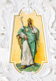 Bruchsal - Peterskirche / St. Peter - Kuppel, Apostelfiguren - Blick auf das Bildnis des Apostels Jakobus des Älteren; dargestellt mit Jakobsmuschel und Pilgerstab (auch "Jakobsstab") (Jakobus der Ältere soll mit dem Schwert hingerichtet worden sein) (gemalt von Josef Mariano Kitschker, zwischen 1907 und 1909) (aufgenommen im Mai 2024, am frühen Nachmittag, nach der Renovierung)