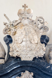 Bruchsal - Peterskirche / St. Peter - Westlicher Chorraum - Doppelgrabdenkmal für Damian Hugo Philipp von Schönborn-Buchheim und für August von Limburg-Stirum - Von Nordost - Blick auf die bischöflichen Insignien und auf das Allianzwappen Speyer / Weißenburg / Schönborn (ganz oben am Grabdenkmal; Plastik gefertigt von Ferdindanz Diez) (aufgenommen im Mai 2024, am Nachmittag) Bruchsal - Peterskirche / St. Peter - Westlicher Chorraum - Doppelgrabdenkmal für Damian Hugo Philipp von Schönborn-Buchheim und für August von Limburg-Stirum - Von Nordost - Blick auf die bischöflichen Insignien und auf das Allianzwappen Speyer / Weißenburg / Schönborn (ganz oben am Grabdenkmal; Plastik gefertigt von Ferdindanz Diez) (aufgenommen im Mai 2024, am Nachmittag)