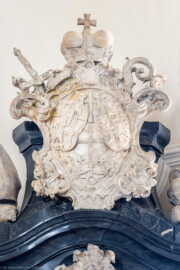 Bruchsal - Peterskirche / St. Peter - Westlicher Chorraum - Doppelgrabdenkmal für Damian Hugo Philipp von Schönborn-Buchheim und für August von Limburg-Stirum -  Von Nordost - Blick auf die bischöflichen Insignien und auf das Allianzwappen Speyer / Weißenburg / Schönborn (ganz oben am Grabdenkmal; Plastik gefertigt von Ferdindanz Diez) (aufgenommen im Mai 2024, am Nachmittag)