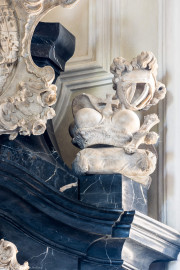 Bruchsal - Peterskirche / St. Peter - Westlicher Chorraum - Doppelgrabdenkmal für Damian Hugo Philipp von Schönborn-Buchheim und für August von Limburg-Stirum - Von Nordost - Blick auf die bischöflichen Insignien Helm, Fürstenhut und Brustkreuz (ganz oben rechts am Grabdenkmal; Plastik gefertigt von Ferdindanz Diez) (aufgenommen im Mai 2024, am Nachmittag) Bruchsal - Peterskirche / St. Peter - Westlicher Chorraum - Doppelgrabdenkmal für Damian Hugo Philipp von Schönborn-Buchheim und für August von Limburg-Stirum - Von Nordost - Blick auf die bischöflichen Insignien Helm, Fürstenhut und Brustkreuz (ganz oben rechts am Grabdenkmal; Plastik gefertigt von Ferdindanz Diez) (aufgenommen im Mai 2024, am Nachmittag)