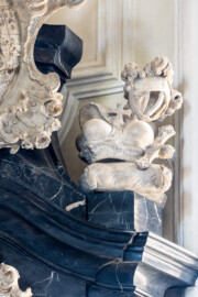 Bruchsal - Peterskirche / St. Peter - Westlicher Chorraum - Doppelgrabdenkmal für Damian Hugo Philipp von Schönborn-Buchheim und für August von Limburg-Stirum -  Von Nordost - Blick auf die bischöflichen Insignien Helm, Fürstenhut und Brustkreuz (ganz oben rechts am Grabdenkmal; Plastik gefertigt von Ferdindanz Diez) (aufgenommen im Mai 2024, am Nachmittag)