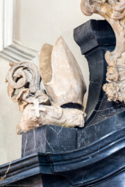 Bruchsal - Peterskirche / St. Peter - Westlicher Chorraum - Doppelgrabdenkmal für Damian Hugo Philipp von Schönborn-Buchheim und für August von Limburg-Stirum -  Von Nordost - Blick auf die bischöflichen Insignien Bischofsstab, Mitra (Bischofsmütze) und Brustkreuz  (ganz oben links am Grabdenkmal; Plastik gefertigt von Ferdindanz Diez) (aufgenommen im Mai 2024, am Nachmittag)