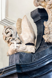 Bruchsal - Peterskirche / St. Peter - Westlicher Chorraum - Doppelgrabdenkmal für Damian Hugo Philipp von Schönborn-Buchheim und für August von Limburg-Stirum - Von Nordost - Blick auf die bischöflichen Insignien Bischofsstab, Mitra (Bischofsmütze) und Brustkreuz (ganz oben links am Grabdenkmal; Plastik gefertigt von Ferdindanz Diez) (aufgenommen im Mai 2024, am Nachmittag) Bruchsal - Peterskirche / St. Peter - Westlicher Chorraum - Doppelgrabdenkmal für Damian Hugo Philipp von Schönborn-Buchheim und für August von Limburg-Stirum - Von Nordost - Blick auf die bischöflichen Insignien Bischofsstab, Mitra (Bischofsmütze) und Brustkreuz (ganz oben links am Grabdenkmal; Plastik gefertigt von Ferdindanz Diez) (aufgenommen im Mai 2024, am Nachmittag)