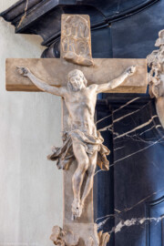 Bruchsal - Peterskirche / St. Peter - Westlicher Chorraum - Doppelgrabdenkmal für Damian Hugo Philipp von Schönborn-Buchheim und für August von Limburg-Stirum -  Von Nordost - Blick auf eine Skulptur mit Christus am Kreuz auf Golgatha (oben links am Grabdenkmal; Plastik gefertigt von Ferdindanz Diez) (aufgenommen im Mai 2024, am Nachmittag)