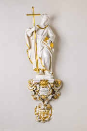 Bruchsal - Peterskirche / St. Peter - Längsschiff / Ostwand / Rundnische südlich des nordöstlichen Fensters - Von Nordwest - Blick auf eine Figur des Zunftheiligen St. Philippus und dem Zunftschild der Walker, Hutmacher und Krämer (?) (aufgenommen im Mai 2024, am späten Nachmittag) Bruchsal - Peterskirche / St. Peter - Längsschiff / Ostwand / Rundnische südlich des nordöstlichen Fensters - Von Nordwest - Blick auf eine Figur des Zunftheiligen St. Philippus und dem Zunftschild der Walker, Hutmacher und Krämer (?) (aufgenommen im Mai 2024, am späten Nachmittag)