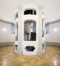 Bad Schönborn / Bad Mingolsheim - Schloss Kislau - Hauptbau - Von Innen - Treppenhaus, Erstes Obergeschoss - Von Süden - Blick vom Flur nach Süden im ersten Obergeschoss auf das Treppenhaus des ehemaligen Bergfrieds (aufgenommen im Mai 2024, am späten Vormittag)