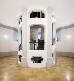 Bad Schönborn / Bad Mingolsheim - Schloss Kislau - Hauptbau - Von Innen - Treppenhaus, Erstes Obergeschoss - Von Süden - Blick vom Flur nach Süden im ersten Obergeschoss auf das Treppenhaus des ehemaligen Bergfrieds (aufgenommen im Mai 2024, am späten Vormittag) Bad Schönborn / Bad Mingolsheim - Schloss Kislau - Hauptbau - Von Innen - Treppenhaus, Erstes Obergeschoss - Von Süden - Blick vom Flur nach Süden im ersten Obergeschoss auf das Treppenhaus des ehemaligen Bergfrieds (aufgenommen im Mai 2024, am späten Vormittag)