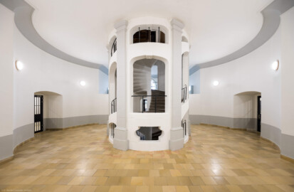 Bad Schönborn / Bad Mingolsheim - Schloss Kislau - Hauptbau - Von Innen - Treppenhaus, Erstes Obergeschoss - Von Süden - Blick vom Flur nach Süden im ersten Obergeschoss auf das Treppenhaus des ehemaligen Bergfrieds; die Türen ganz links und ganz rechts führen in Fluren (aufgenommen im Mai 2024, am späten Vormittag)