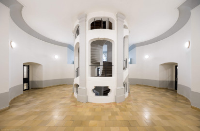 Bad Schönborn / Bad Mingolsheim - Schloss Kislau - Hauptbau - Von Innen - Treppenhaus, Erstes Obergeschoss - Von Süden - Blick vom Flur nach Süden im ersten Obergeschoss auf das Treppenhaus des ehemaligen Bergfrieds; die Türen ganz links und ganz rechts führen in Fluren (aufgenommen im Mai 2024, am späten Vormittag) Bad Schönborn / Bad Mingolsheim - Schloss Kislau - Hauptbau - Von Innen - Treppenhaus, Erstes Obergeschoss - Von Süden - Blick vom Flur nach Süden im ersten Obergeschoss auf das Treppenhaus des ehemaligen Bergfrieds; die Türen ganz links und ganz rechts führen in Fluren (aufgenommen im Mai 2024, am späten Vormittag)