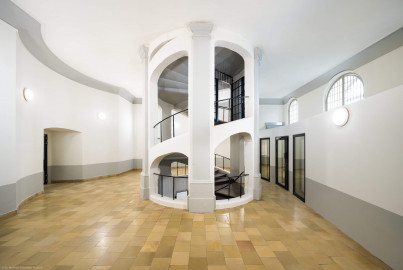 Bad Schönborn / Bad Mingolsheim - Schloss Kislau - Hauptbau - Von Innen - Treppenhaus, Erstes Obergeschoss - Von Osten - Blick vom östlichen Flur nach Westen im ersten Obergeschoss auf das Treppenhaus des ehemaligen Bergfrieds; rechts hinter der Wand befinden sich Büroräume (aufgenommen im Mai 2024, am späten Vormittag) Bad Schönborn / Bad Mingolsheim - Schloss Kislau - Hauptbau - Von Innen - Treppenhaus, Erstes Obergeschoss - Von Osten - Blick vom östlichen Flur nach Westen im ersten Obergeschoss auf das Treppenhaus des ehemaligen Bergfrieds; rechts hinter der Wand befinden sich Büroräume (aufgenommen im Mai 2024, am späten Vormittag)