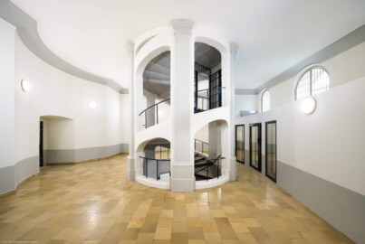 Bad Schönborn / Bad Mingolsheim - Schloss Kislau - Hauptbau - Von Innen - Treppenhaus, Erstes Obergeschoss - Von Osten - Blick vom östlichen Flur nach Westen im ersten Obergeschoss auf das Treppenhaus des ehemaligen Bergfrieds; rechts hinter der Wand befinden sich Büroräume  (aufgenommen im Mai 2024, am späten Vormittag)