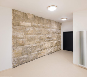 Bad Schönborn / Bad Mingolsheim - Schloss Kislau - Hauptbau - Von Innen - 1. Obergeschoss, Südostecke - Moderner Mehrzweckraum, außerhalb des ehemaligen Bergfrieds - Von Südost - Blick in die Nordwestecke des Mehrzweckraums und auf Quader des ehemaligen Bergfrieds (aufgenommen im Mai 2024, um die Mittagszeit) Bad Schönborn / Bad Mingolsheim - Schloss Kislau - Hauptbau - Von Innen - 1. Obergeschoss, Südostecke - Moderner Mehrzweckraum, außerhalb des ehemaligen Bergfrieds - Von Südost - Blick in die Nordwestecke des Mehrzweckraums und auf Quader des ehemaligen Bergfrieds (aufgenommen im Mai 2024, um die Mittagszeit)