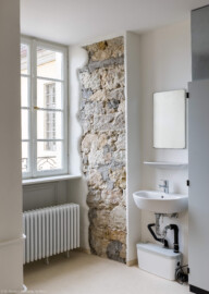 Bad Schönborn / Bad Mingolsheim - Schloss Kislau - Hauptbau - Von Innen - 1. Obergeschoss, Mitte, nordlicher Raum, östliches Fenster - Modernes Büro, innerhalb des ehemaligen Bergfrieds - Von Südwest - Blick in die Nordostecke des Büros und auf Bruchsteine der Innenwand des ehemaligen Bergfrieds (aufgenommen im Mai 2024, um die Mittagszeit) Bad Schönborn / Bad Mingolsheim - Schloss Kislau - Hauptbau - Von Innen - 1. Obergeschoss, Mitte, nordlicher Raum, östliches Fenster - Modernes Büro, innerhalb des ehemaligen Bergfrieds - Von Südwest - Blick in die Nordostecke des Büros und auf Bruchsteine der Innenwand des ehemaligen Bergfrieds (aufgenommen im Mai 2024, um die Mittagszeit)