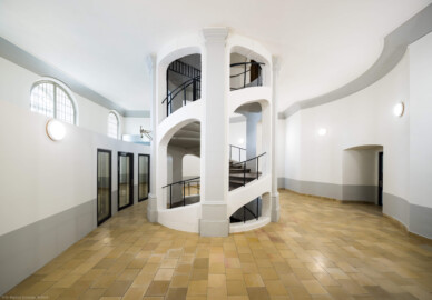 Bad Schönborn / Bad Mingolsheim - Schloss Kislau - Hauptbau - Von Innen - Treppenhaus, Erstes Obergeschoss - Von Westen - Blick vom westlichen Flur nach Osten im ersten Obergeschoss auf das Treppenhaus des ehemaligen Bergfrieds; links hinter der Wand befinden sich Büroräume  (aufgenommen im Mai 2024, am frühen Nachmittag)