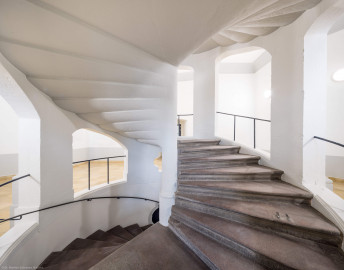 Bad Schönborn / Bad Mingolsheim - Schloss Kislau - Hauptbau - Von Innen - Treppenhaus, Erstes Obergeschoss - Von Nordost - Blick von der mittleren Bürotür auf der Nordseite des Raumes nach Westen in das Treppenhaus und auf die Treppe im ersten Obergeschoss (aufgenommen im Mai 2024, am frühen Nachmittag) Bad Schönborn / Bad Mingolsheim - Schloss Kislau - Hauptbau - Von Innen - Treppenhaus, Erstes Obergeschoss - Von Nordost - Blick von der mittleren Bürotür auf der Nordseite des Raumes nach Westen in das Treppenhaus und auf die Treppe im ersten Obergeschoss (aufgenommen im Mai 2024, am frühen Nachmittag)